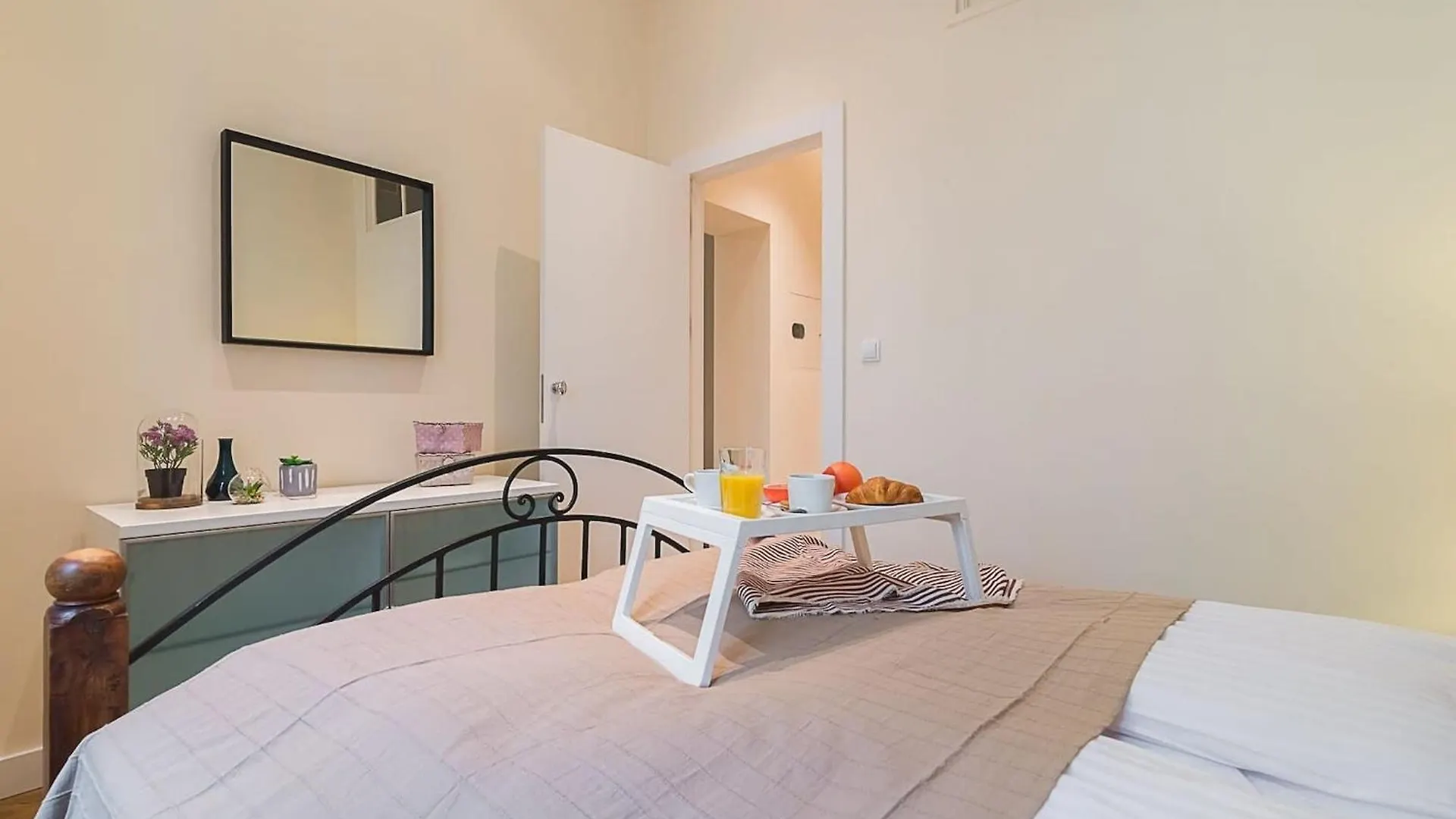 Rent Like Home - Hoza 39 Warsaw Apartment
